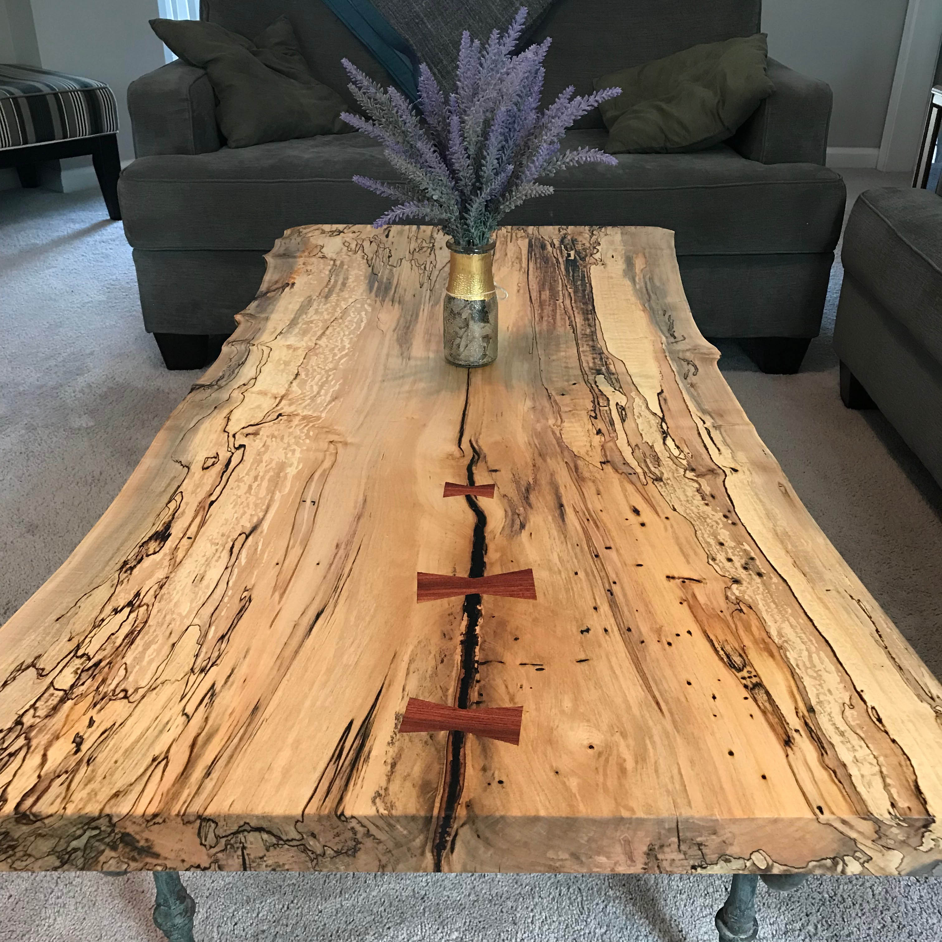 Barkácsolási inspiráció: tegye egyénivé asztallapját fa- vagy fémberakással