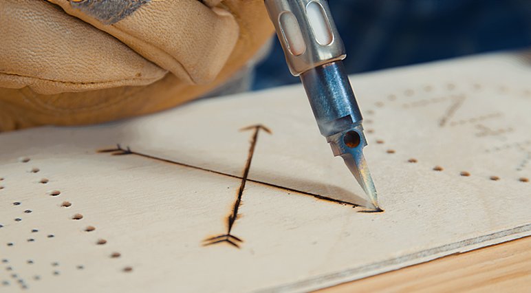 Saját készítésű születésnapi ajándékok készítése a Dremel® VersaTip-pel.
