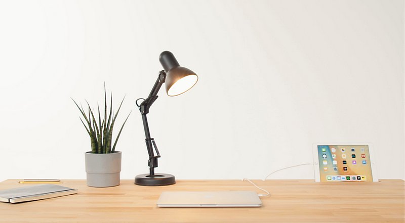 Otthoni irodai inspiráció: alakíts át egy egyszerű asztalt rendezett íróasztallá. 